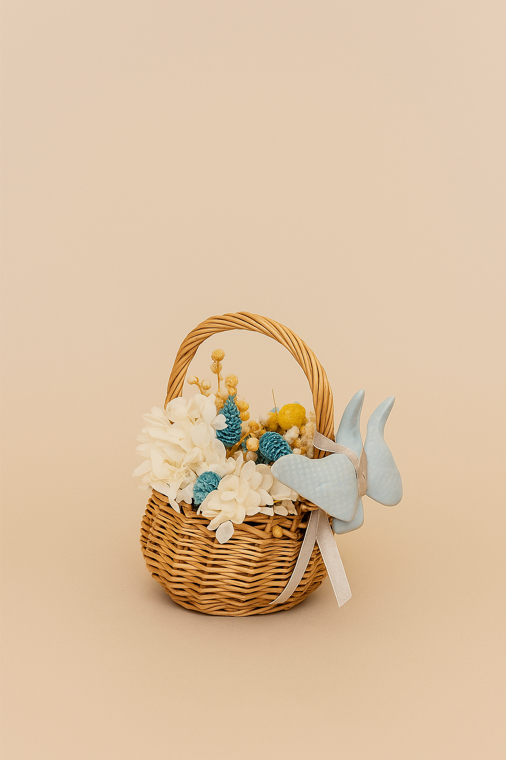 Panier de fleurs préservées avec hirondelle bleue