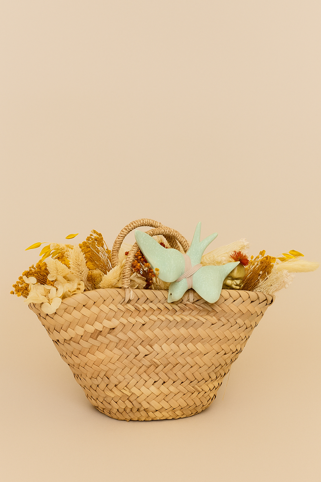 Panier de fleurs préservées avec hirondelle