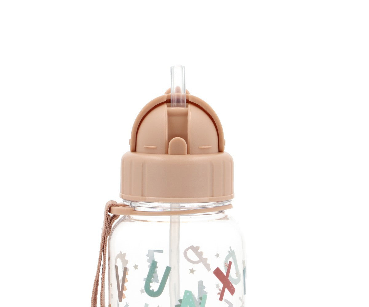 Lettres amusantes sur une bouteille en plastique