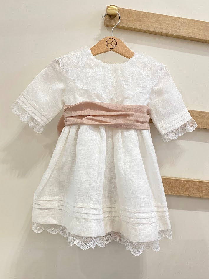 Robe en lin blanc avec col en dentelle, ceinture rose sec