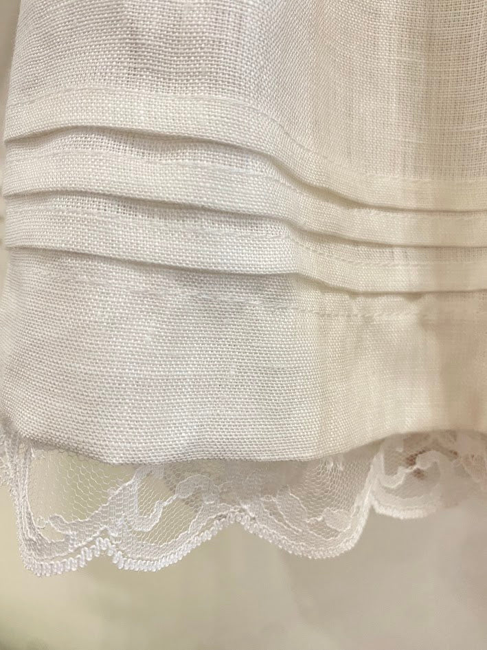 Robe en lin blanc avec col en dentelle, ceinture rose sec