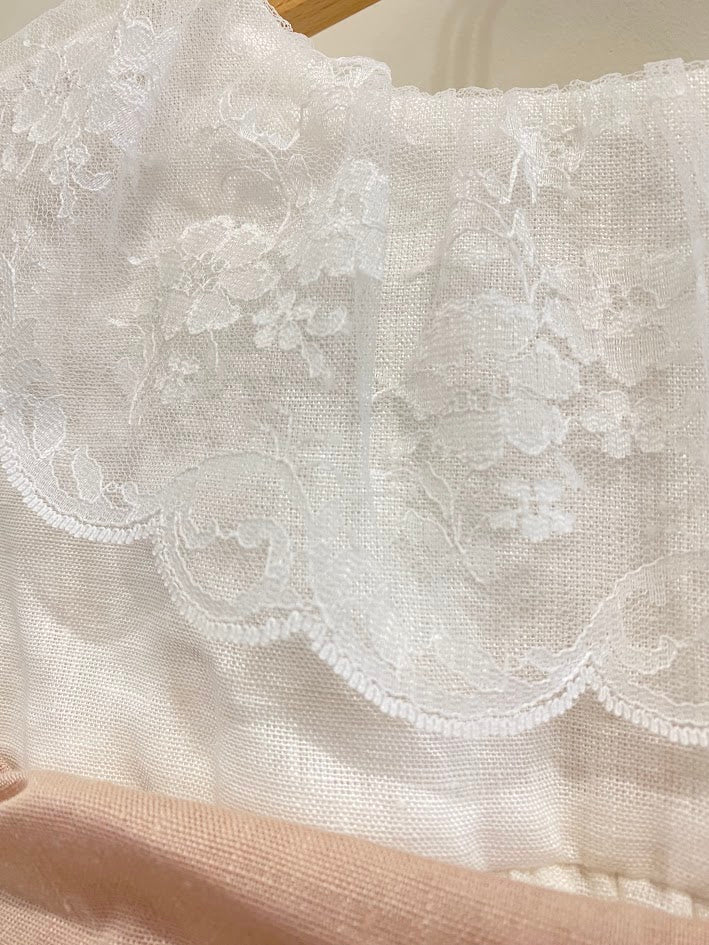 Robe en lin blanc avec col en dentelle, ceinture rose sec