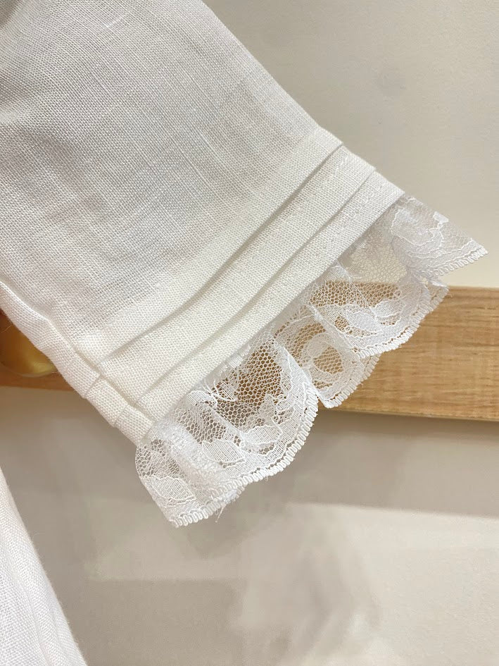 Robe en lin blanc avec col en dentelle, ceinture rose sec