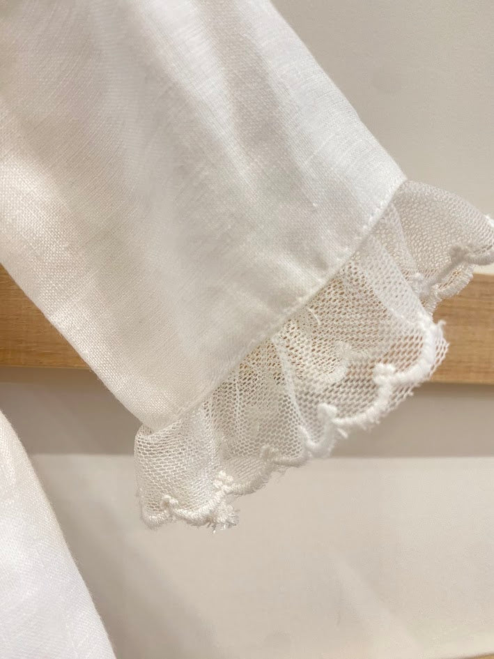 Robe en lin blanc à rayures rose sec, dentelle sur la manche, plis au centre