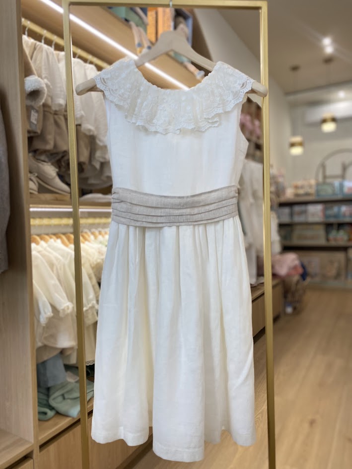 Vestido em linho branco c/faixa bege e pormenores de renda