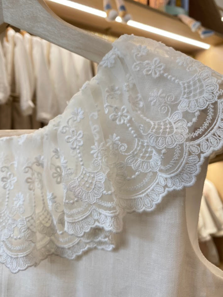 Vestido em linho branco c/faixa bege e pormenores de renda