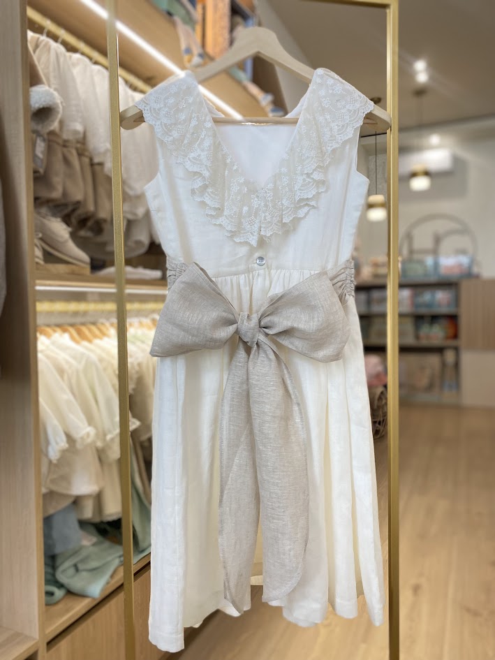 Vestido em linho branco c/faixa bege e pormenores de renda