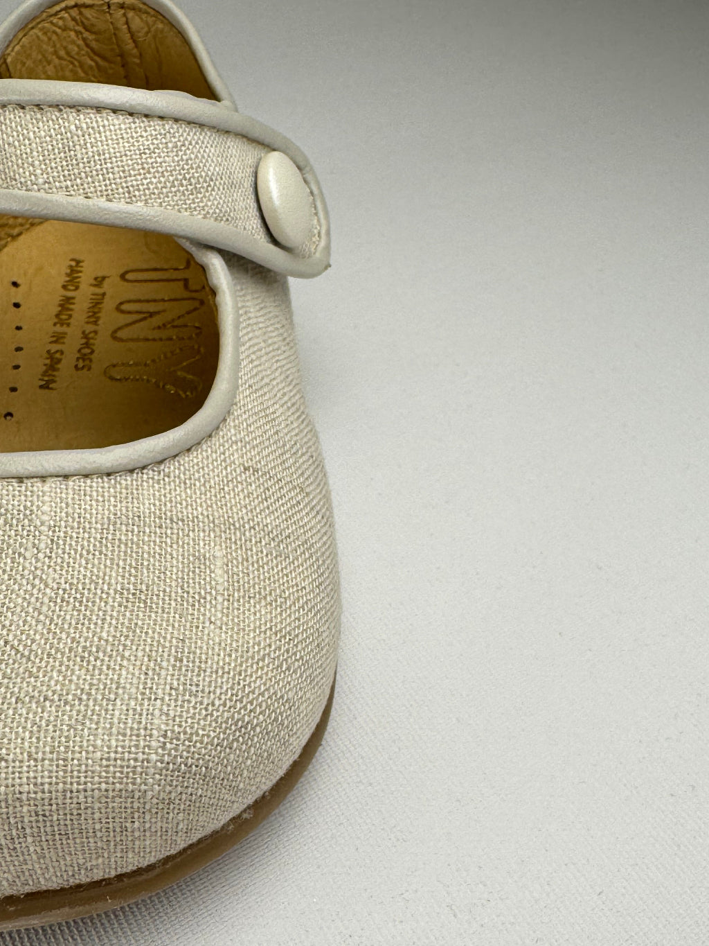 Girl's linen shoes