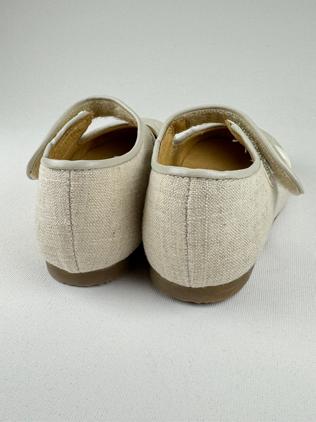 Girl's linen shoes