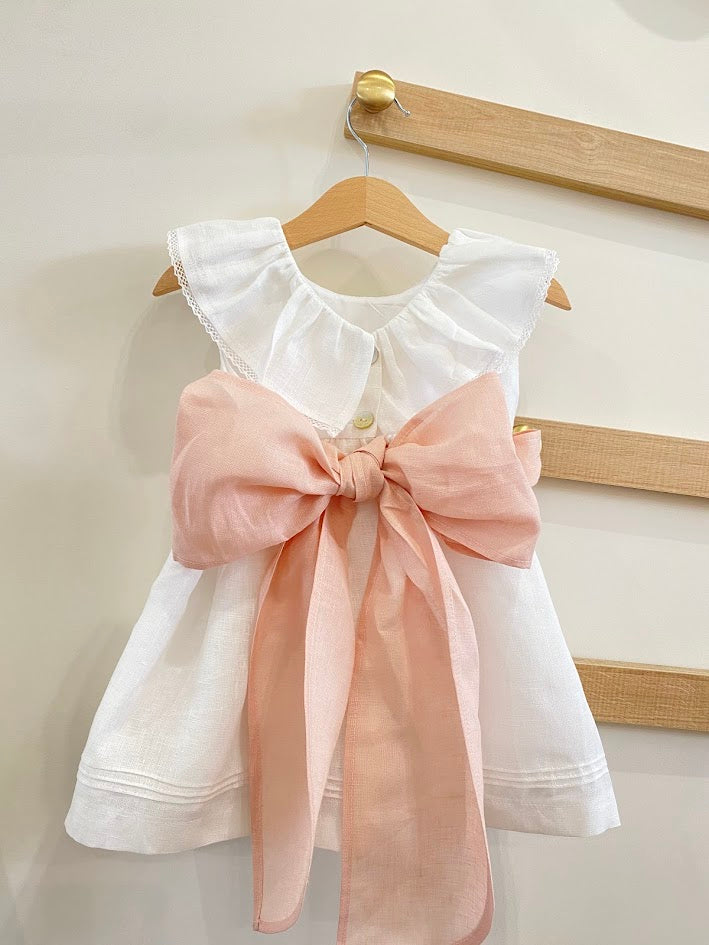 Robe en lin sans manches avec volant à l'encolure