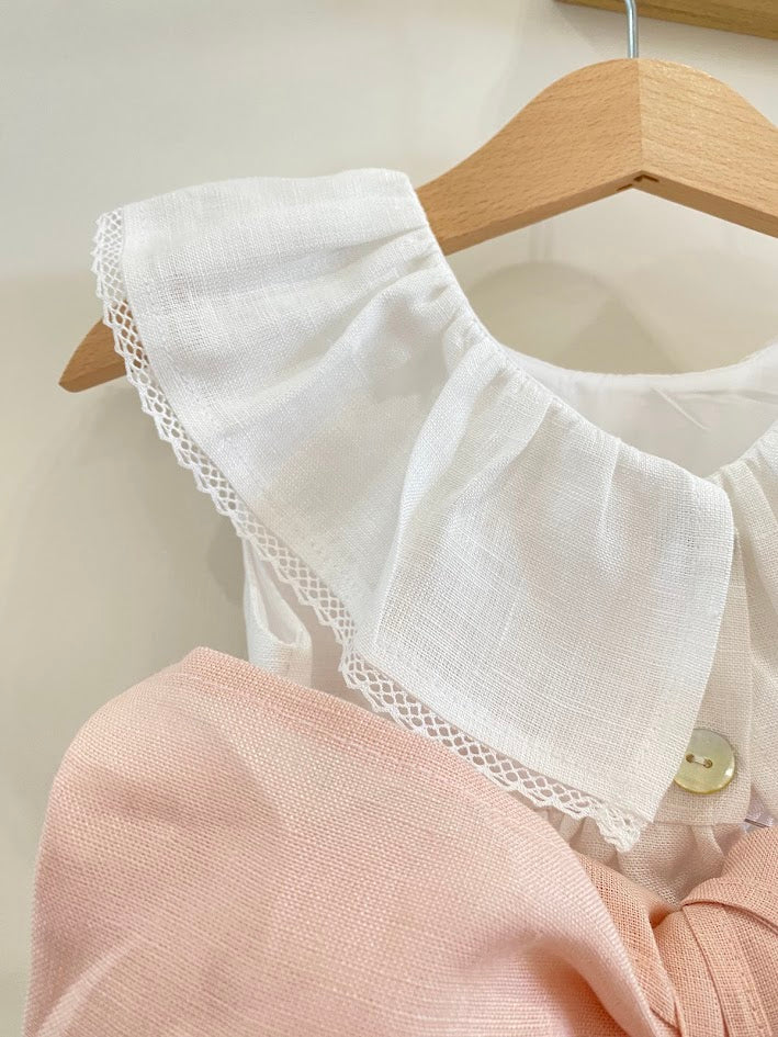 Robe en lin sans manches avec volant à l'encolure