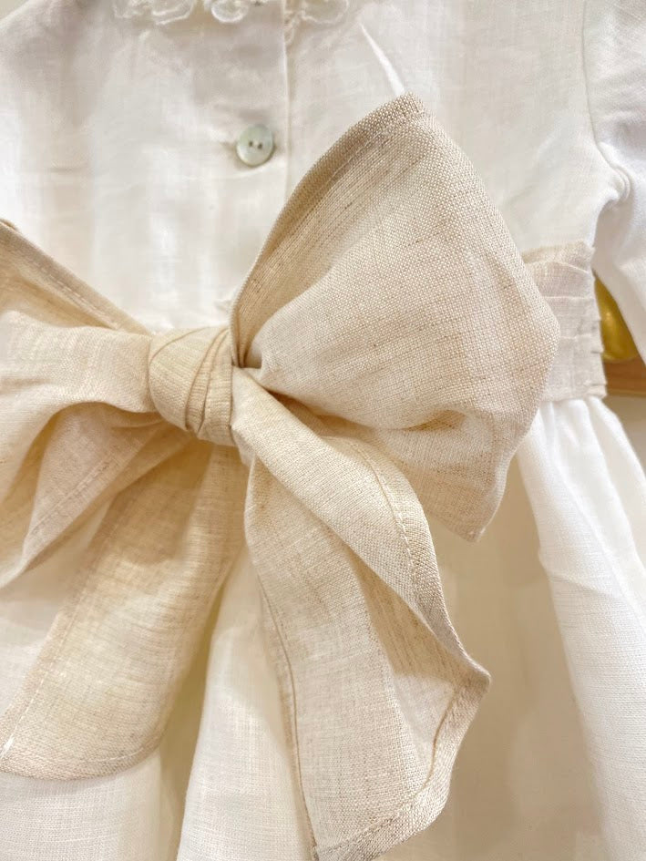 Robe en lin à manches longues et dentelle