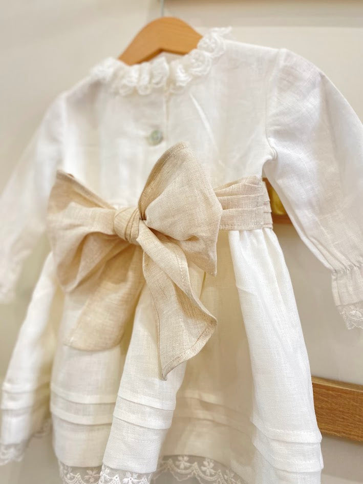 Robe en lin à manches longues et dentelle