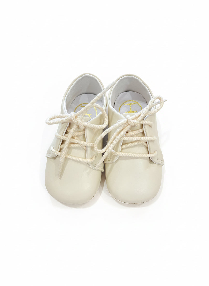Leather shoe with laces