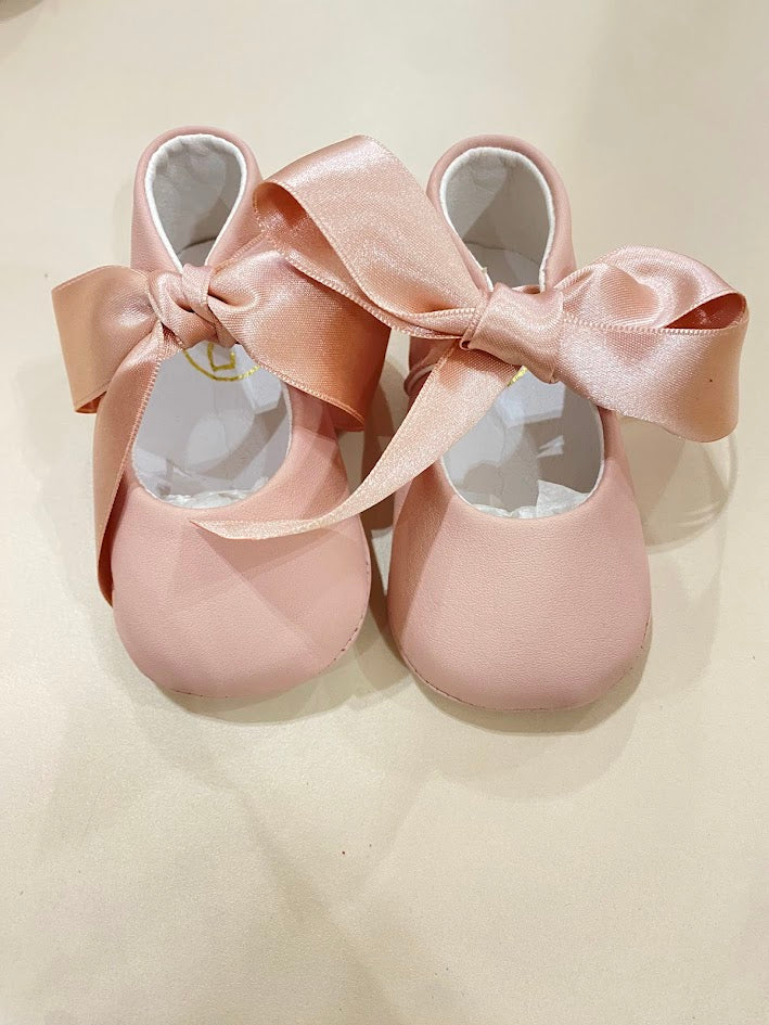 Leather shoe with bow