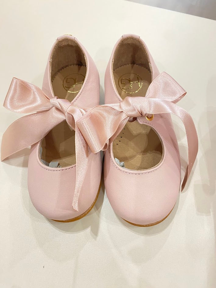 Leather shoe with bow