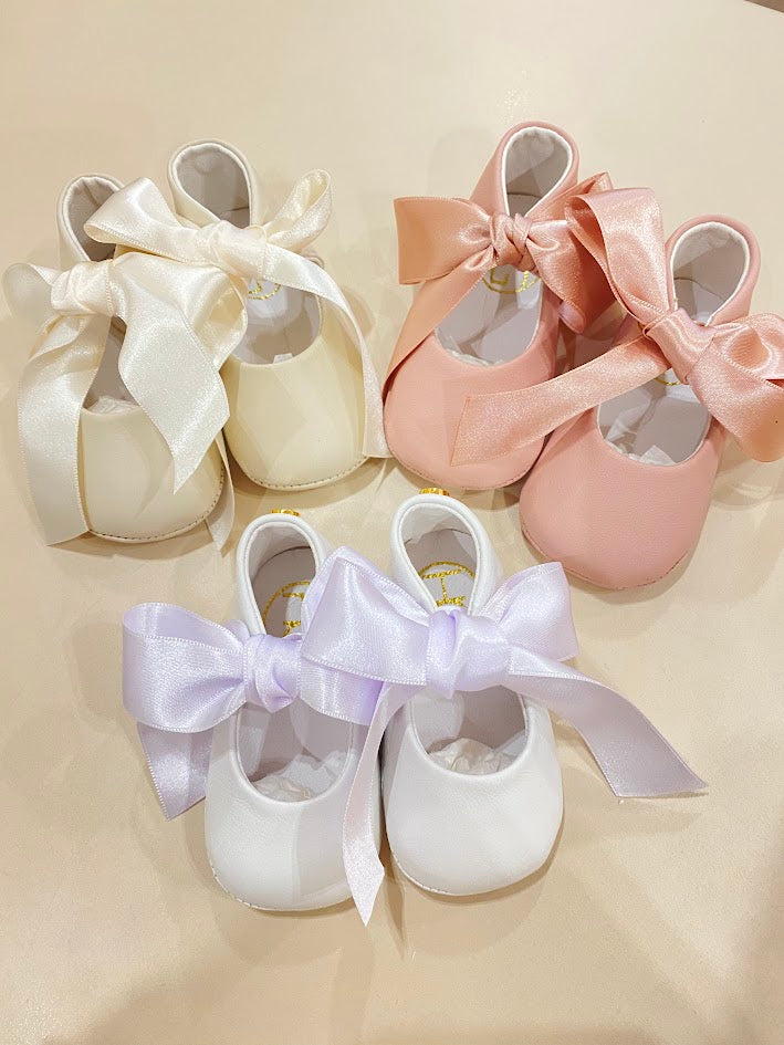 Leather shoe with bow