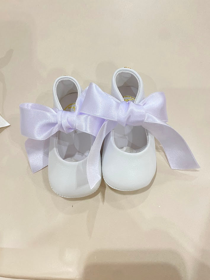 Leather shoe with bow