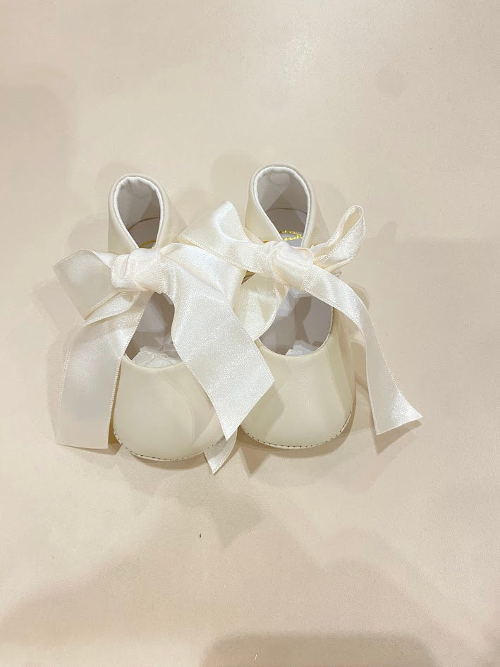 Leather shoe with bow