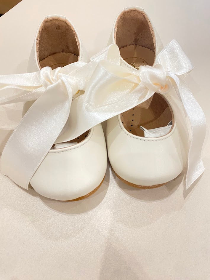 Leather shoe with bow