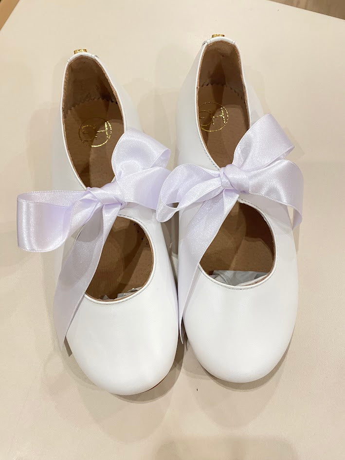 Leather shoe with bow