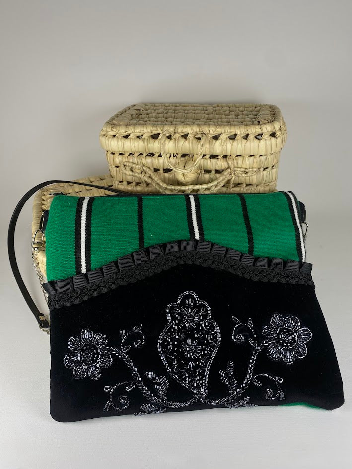 Bolsa Bordada a vidrilho 28x23cm