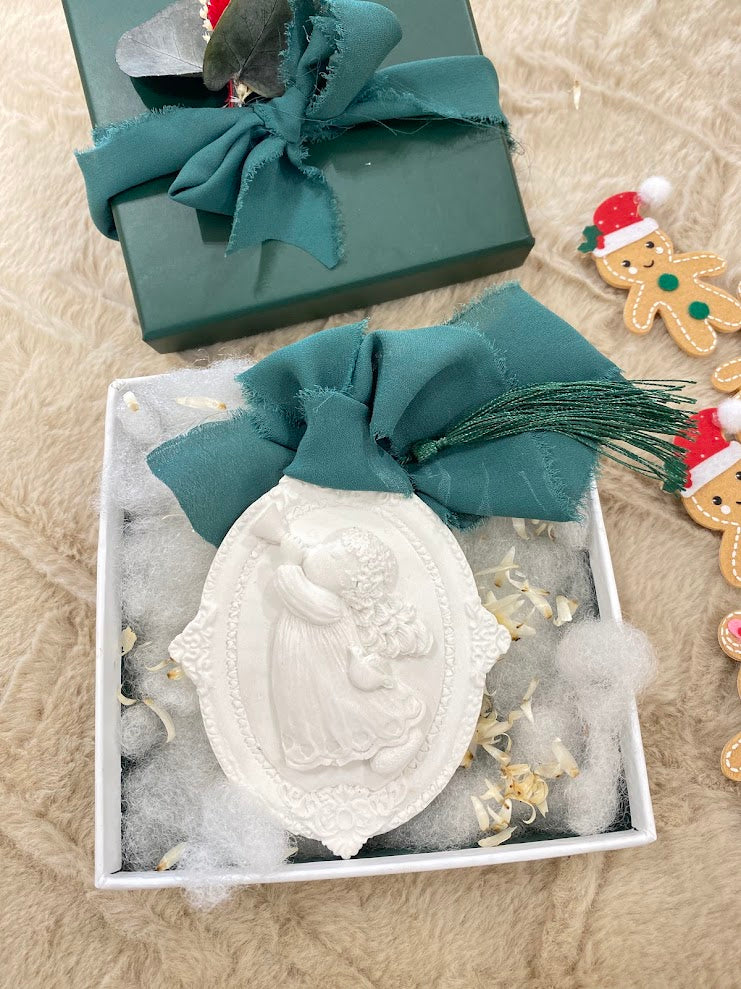 Box with scented plaster