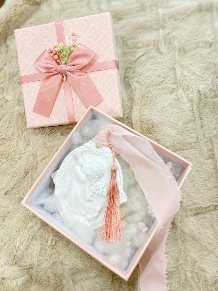 Box with scented plaster