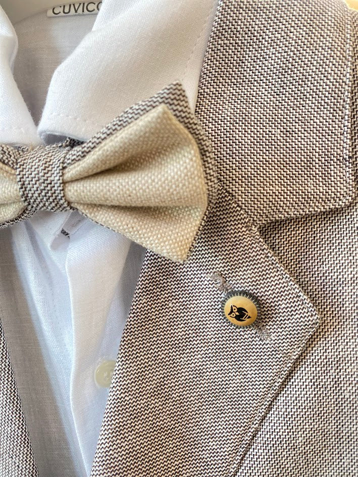 Costume gris avec nœud papillon