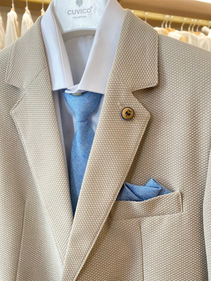 Costume beige avec cravate bleue