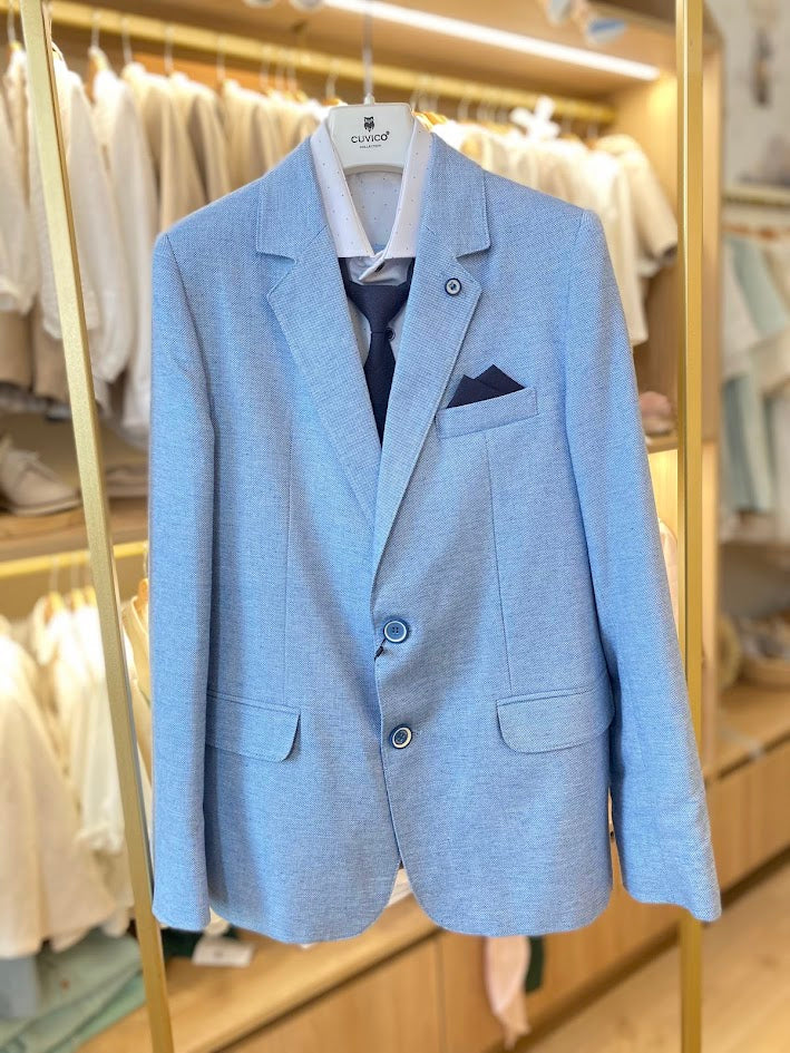 Costume bleu avec cravate bleu marine