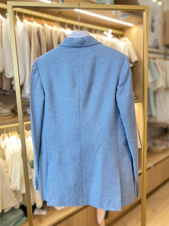 Costume bleu avec cravate bleu marine