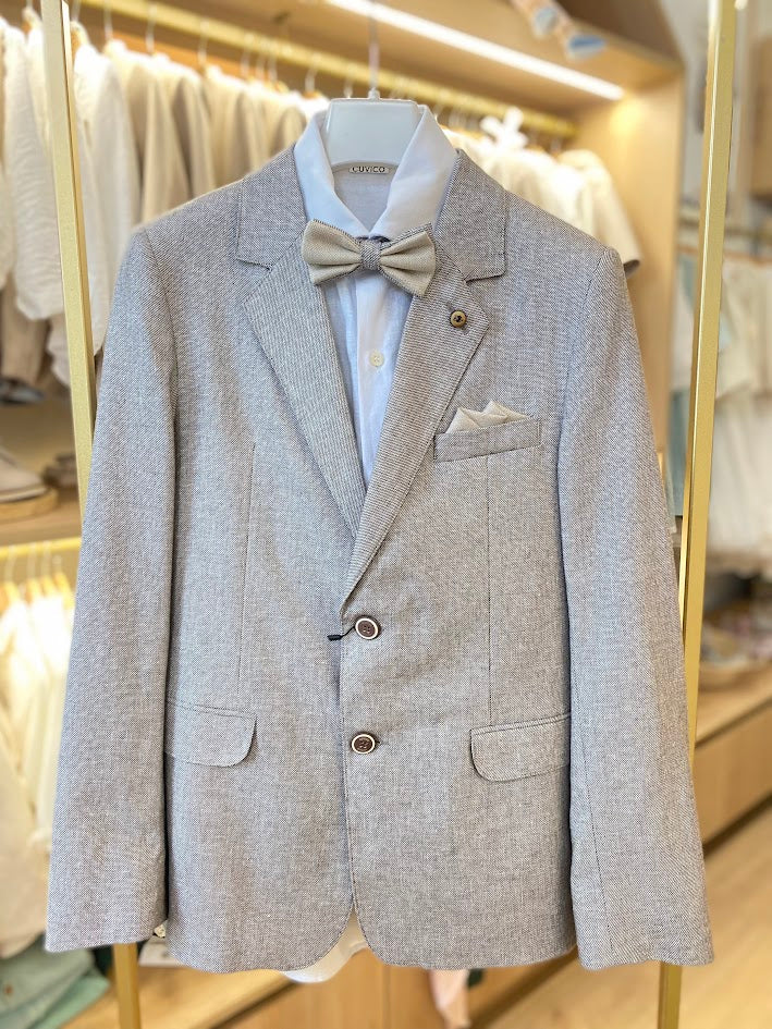 Costume gris avec nœud papillon