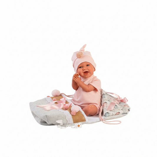 Mimi souriante avec un sac à ballons de 42 cm