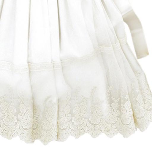 Detalhe da saia rendada do Mandrião curto de batizado Amaya