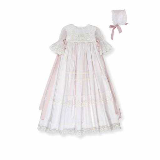 Mandrião comprido de batizado Amaya em tule rosa com capota e vista frontal