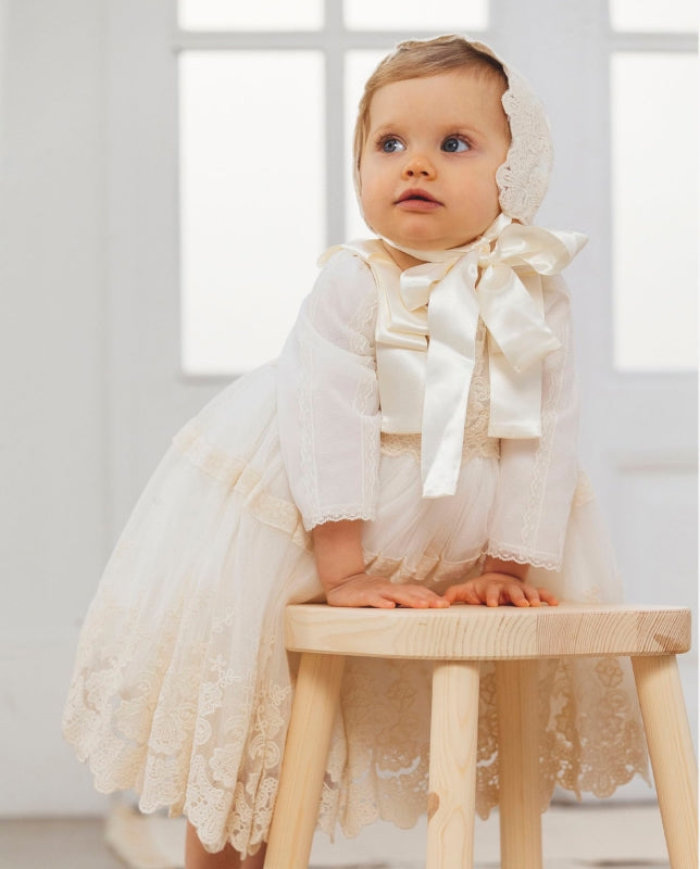 Detalhe editorial do vestido bebé Amaya de manga comprida em tule