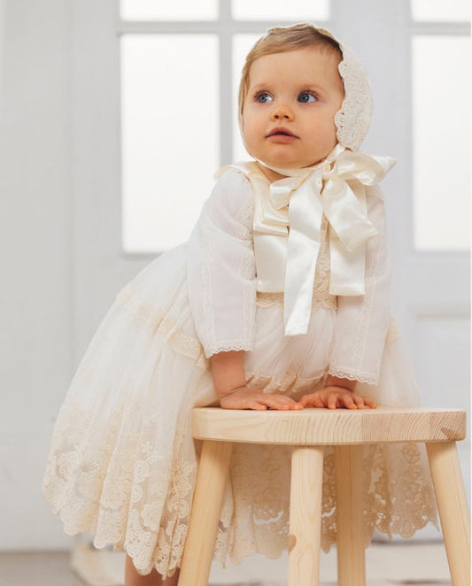 Detalhe editorial do vestido bebé Amaya de manga comprida em tule