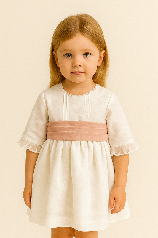 Robe en lin blanc à rayures rose sec, dentelle sur la manche, plis au centre
