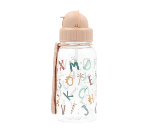 Lettres amusantes sur une bouteille en plastique