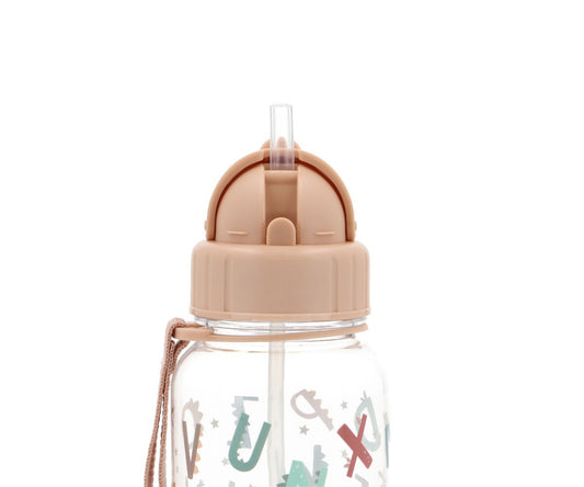 Lettres amusantes sur une bouteille en plastique