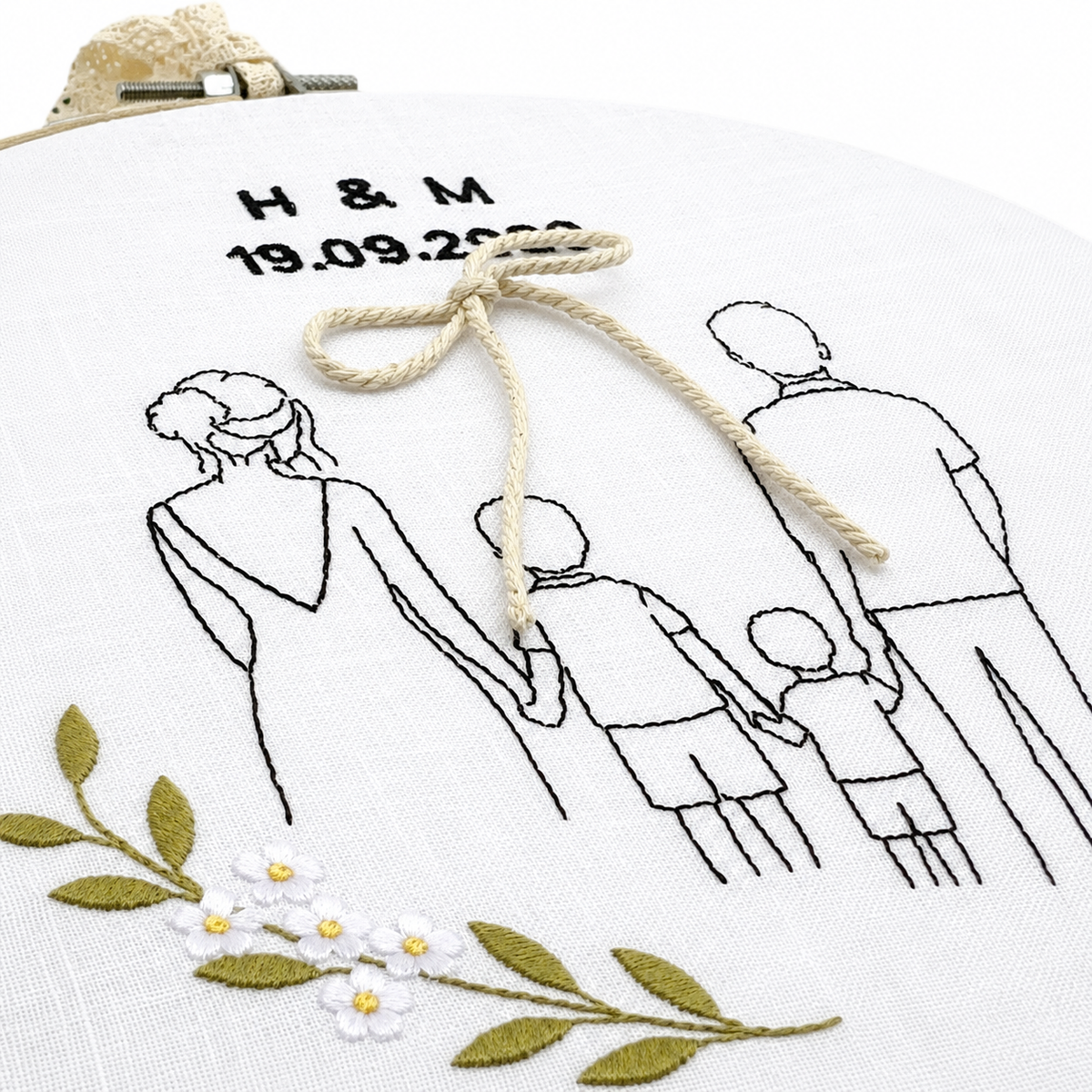 Bastidor Porta-Alianças Personalizado com Família, Iniciais e Data