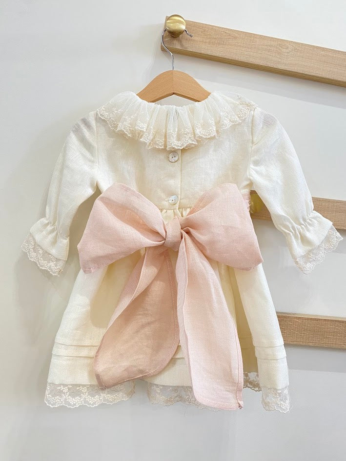 Vestido em linho bege e faixa Rosa bebe