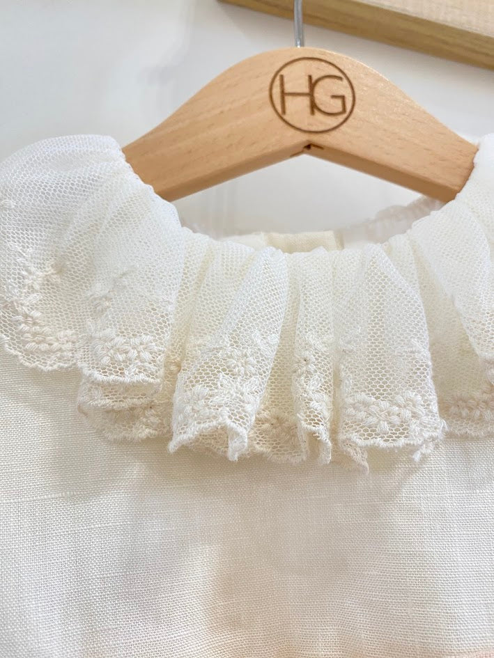 Vestido em linho bege e faixa Rosa bebe