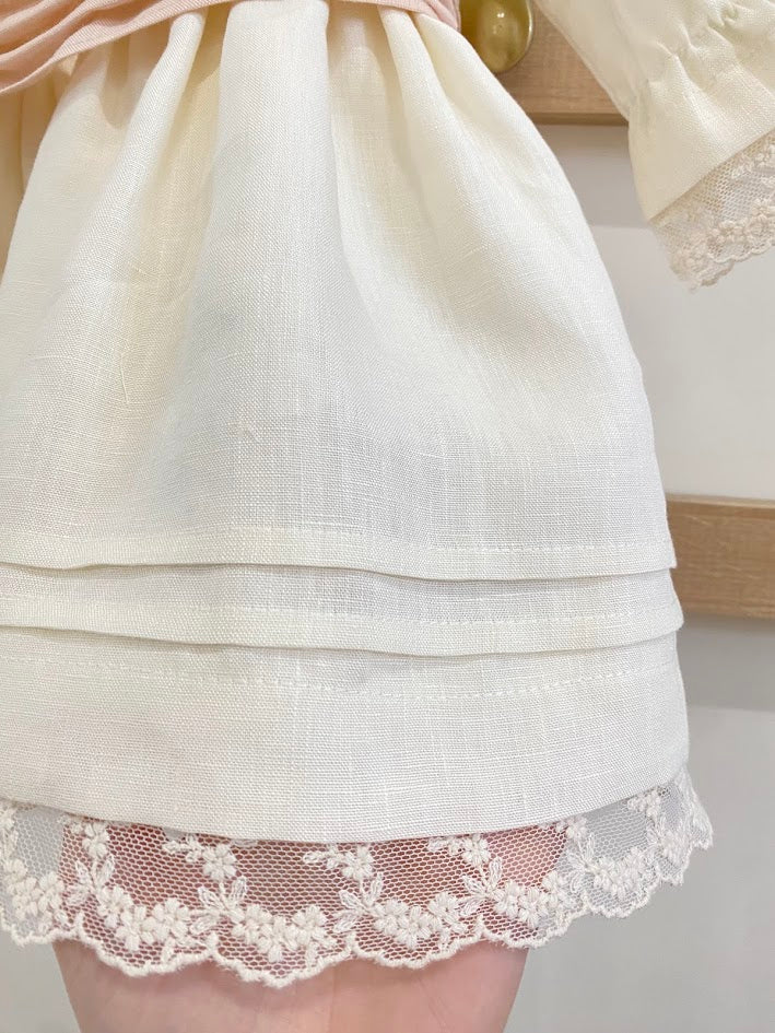 Vestido em linho bege e faixa Rosa bebe