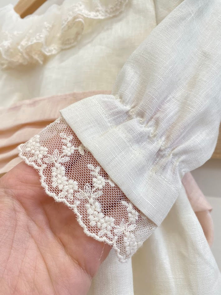Vestido em linho bege e faixa Rosa bebe