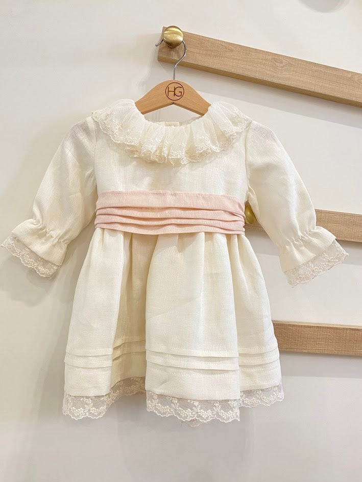 Vestido em linho bege e faixa Rosa bebe