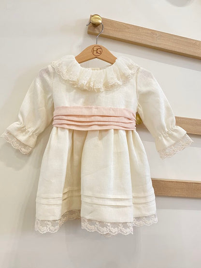 Vestido em linho bege e faixa Rosa bebe