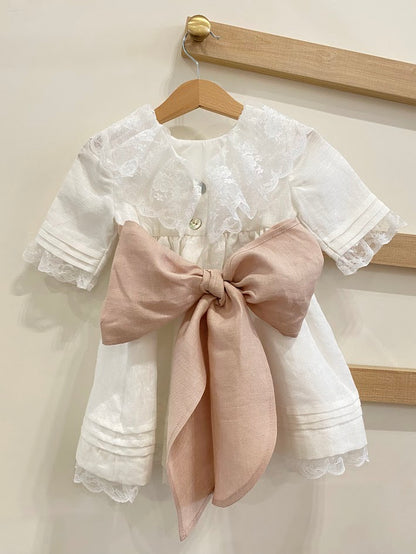 Robe en lin blanc avec col en dentelle, ceinture rose sec