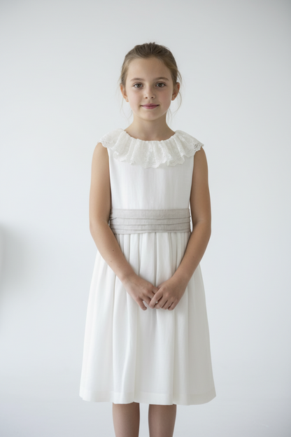Vestido em linho branco c/faixa bege e pormenores de renda